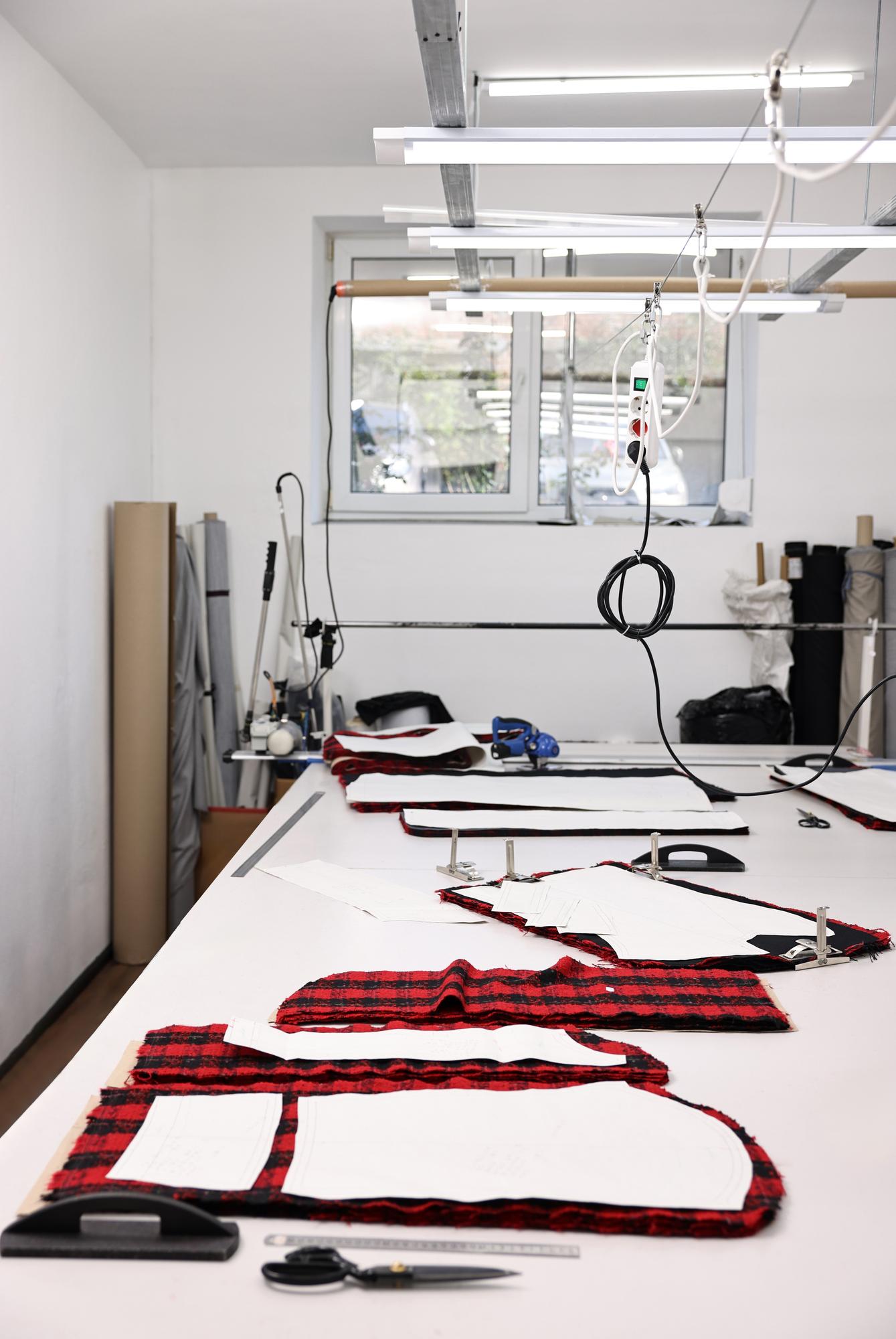 Interno laboratorio con macchina per ricamo
